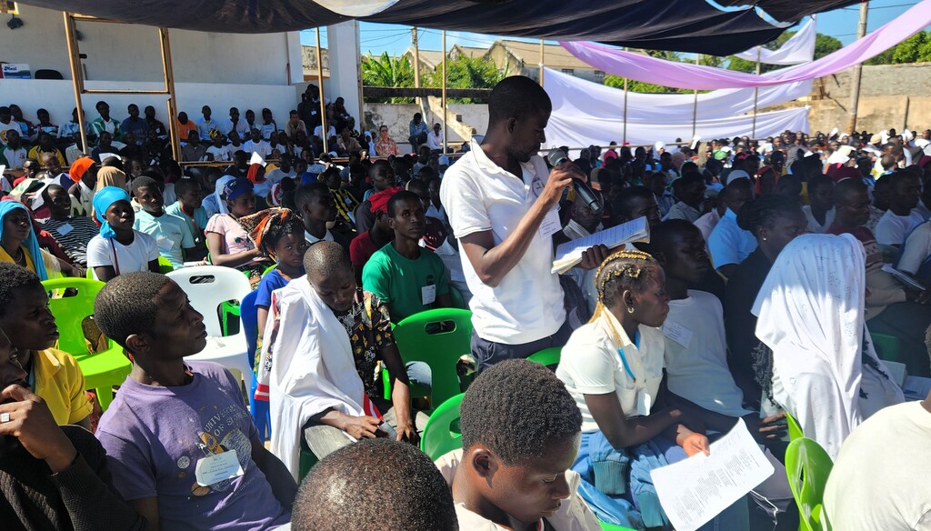 Meeting with Andrea Riccardi in Angoche, Mozambique. More than a thousand people gather from the most remote villages of Nampula province. A delegation of lepers from Nacopa among them - Video